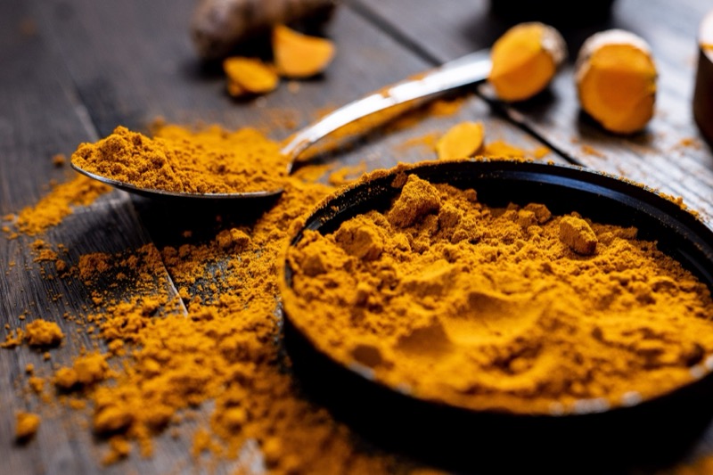 Củ nghệ tươi giàu curcumin giúp ức chế enzyme tyrosinase và làm sáng da