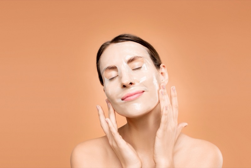 Thực hiện patch test trên da trước khi đắp mặt nạ tắm trắng từ nghệ tươi