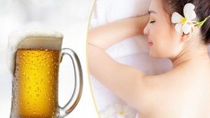 Thoa đều hỗn hợp bia lên toàn thân khi da còn ẩm, tập trung kỹ vào các vùng bị sạm.
