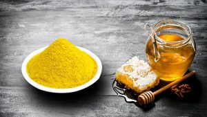 Công thức tinh bột nghệ, mật ong và chanh giúp kháng khuẩn cho da mụn và chỉ nên dùng vào buổi tối để tránh bắt nắng.
