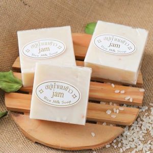 Thành phần chính làm sáng da gồm AHA tẩy da chết, Glutathione và Arbutin ức chế melanin, cùng dưỡng chất cấp ẩm.