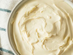 Công thức nghệ kết hợp dầu nền và vitamin E giúp dưỡng ẩm sâu, kháng viêm và làm sáng da an toàn.