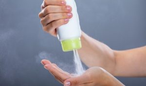 Thoa lượng phấn rôm vừa đủ và massage nhẹ nhàng giúp bột tiệp đều, tránh mốc da.
