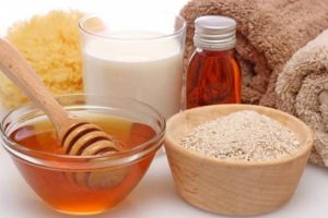 Công thức cơ bản với sữa tươi và mật ong giúp cấp ẩm dịu nhẹ, cần làm sạch da bằng nước ấm trước khi dùng.