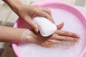 Tác dụng phụ thường gặp khi sử dụng xà phòng tắm trắng là khô da, kích ứng và khiến da dễ bắt nắng.