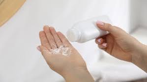 Chỉ nên dùng phấn rôm 1–2 lần mỗi tuần cho dịp đặc biệt để tránh bít tắc lỗ chân lông.