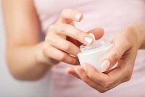 Kem trộn trắng da body phổ biến nhờ giá rẻ, dễ tùy biến hoạt chất theo nhu cầu và mang lại hiệu quả nâng tông nhanh.