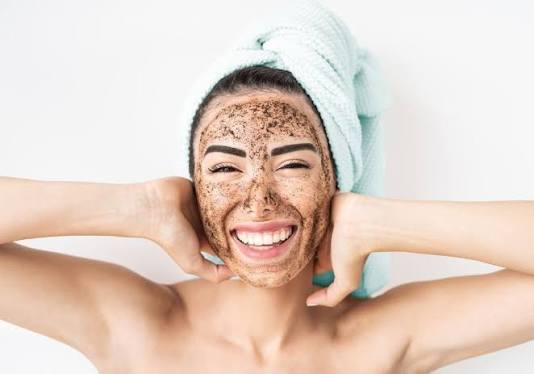 Tẩy da chết cơ học dùng lực ma sát làm mịn tức thì nhưng dễ xước da, hóa học dùng axit bẻ gãy sừng nên an toàn hơn.