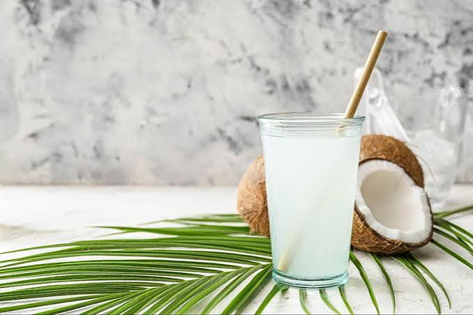 Nước dừa giàu vitamin C, khoáng chất và axit amin giúp cấp ẩm sâu, kích thích collagen và dưỡng sáng da dịu nhẹ.