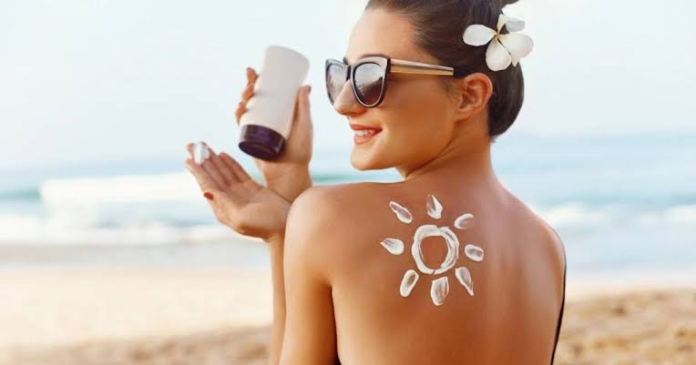 Chăm sóc da sau tắm trắng nước dừa đòi hỏi dưỡng ẩm phục hồi ngay và thoa kem chống nắng SPF 30–50 để ngăn bắt nắng.