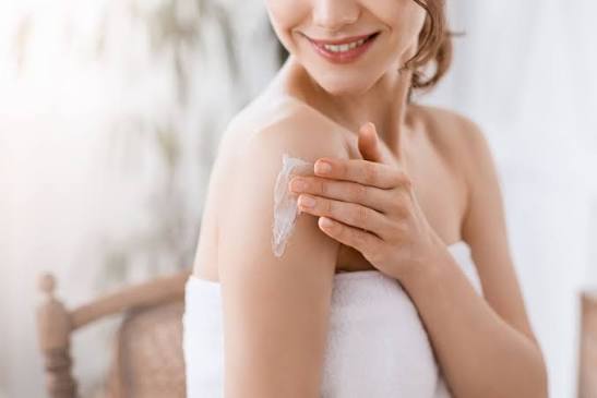 Sau khi tắm bơ, cần cấp ẩm nhẹ, chống nắng SPF 30+, tránh đi nắng và ngưng dùng AHA/BHA để ngừa kích ứng.