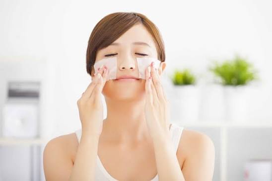 Sau khi rửa mặt nạ, cần thoa toner cân bằng pH, khóa ẩm bằng kem dưỡng và bôi kem chống nắng kỹ để bảo vệ da nhạy cảm.