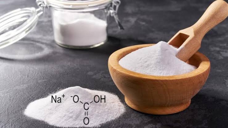 Baking soda hoạt động như một chất tẩy tế bào chết cơ học nhẹ và kháng khuẩn, giúp loại bỏ lớp sừng già cỗi để da sáng mịn hơn.