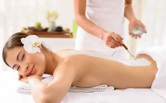 Tắm trắng tẩy tế bào chết, ủ dưỡng chất và kết hợp ánh sáng để dưỡng sáng bề mặt, kích thích collagen ngoài da.