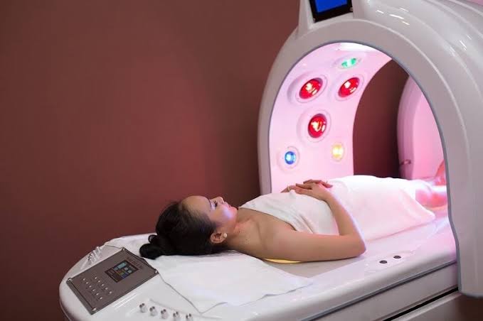 Lượng melanin bẩm sinh và tốc độ tái sinh tế bào quyết định độ bền màu; da ngăm tái tạo melanin nhanh nên dễ sạm lại hơn.