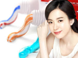 Vitamin C ức chế tạo melanin, niacinamide chặn melanin phát tán lên bề mặt; bộ đôi giúp dưỡng sáng an toàn, cấp ẩm tốt.