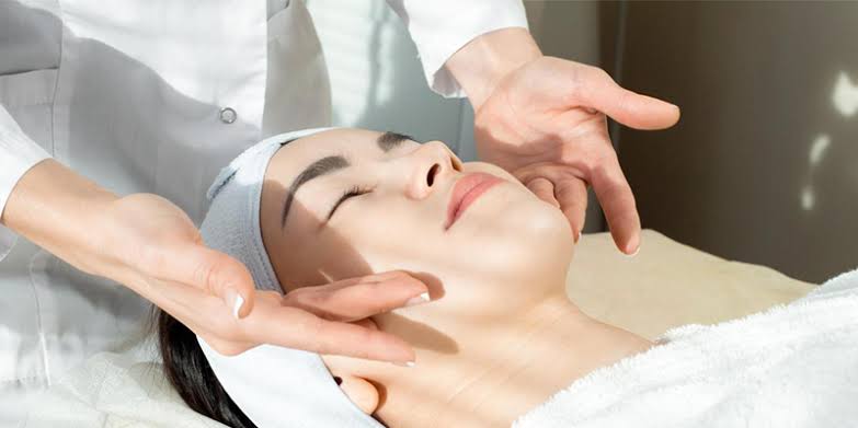 Mỹ phẩm chính hãng, uy tín tuy giá cao hơn nhưng đảm bảo an toàn, hạn chế tối đa nguy cơ kích ứng cho da mặt nhạy cảm.