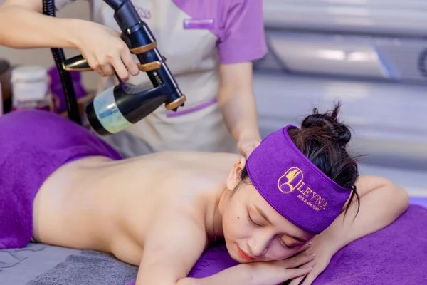 Phun trắng nano an toàn khi cơ sở có phép, bác sĩ da liễu có chứng chỉ và dùng sản phẩm chính hãng.