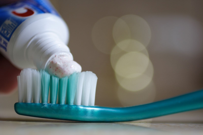 Chất mài mòn bào mòn hàng rào bảo vệ khiến da yếu đi; fluoride gây kích ứng, viêm da và bỏng rát.