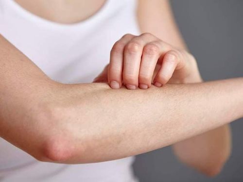 Tẩy da chết 1–2 lần mỗi tuần bằng nguyên liệu tự nhiên nhẹ nhàng lấy đi lớp sừng cằn cỗi mà không gây tổn hại nền da yếu sau tắm trắng.