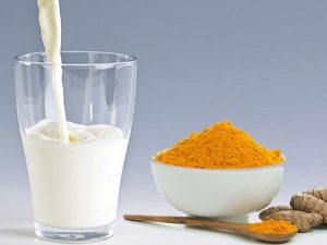 Công thức tinh bột nghệ và sữa tươi chuẩn nhất giúp tẩy tế bào chết và dưỡng sáng da mịn màng.