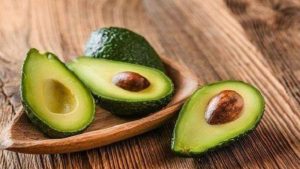 Cách ủ da tay với bơ giúp dưỡng ẩm sâu khi thoa đều