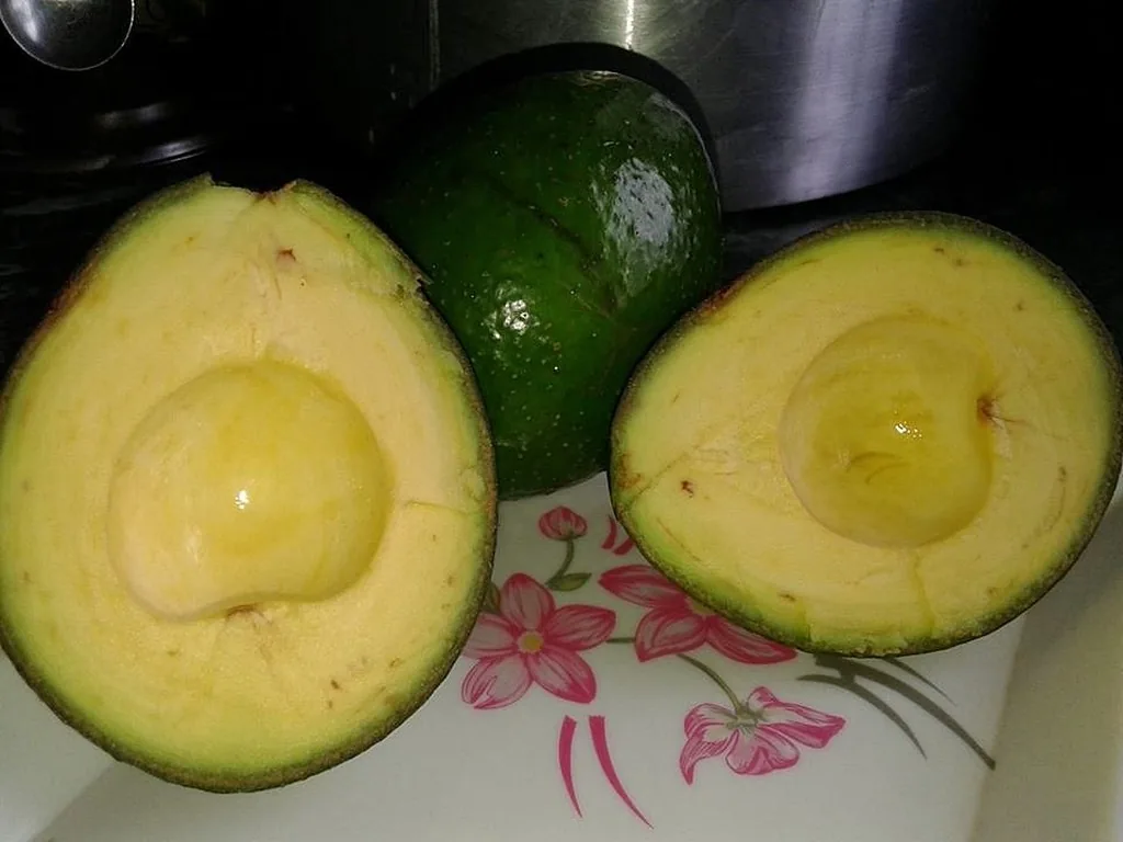 Bơ có làm trắng da thật sự không?