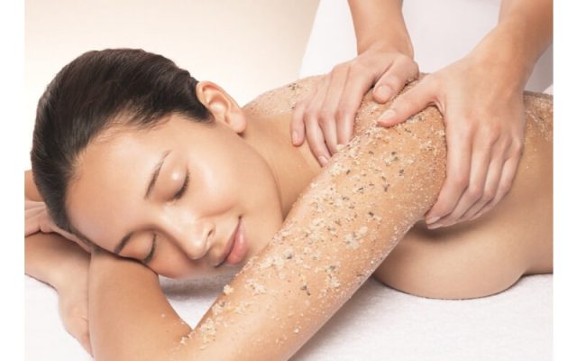 Tẩy tế bào chết không làm mỏng da nếu thực hiện đúng cách, nhưng lạm dụng sẽ phá vỡ hàng rào bảo vệ và khiến da sạm đen hơn.