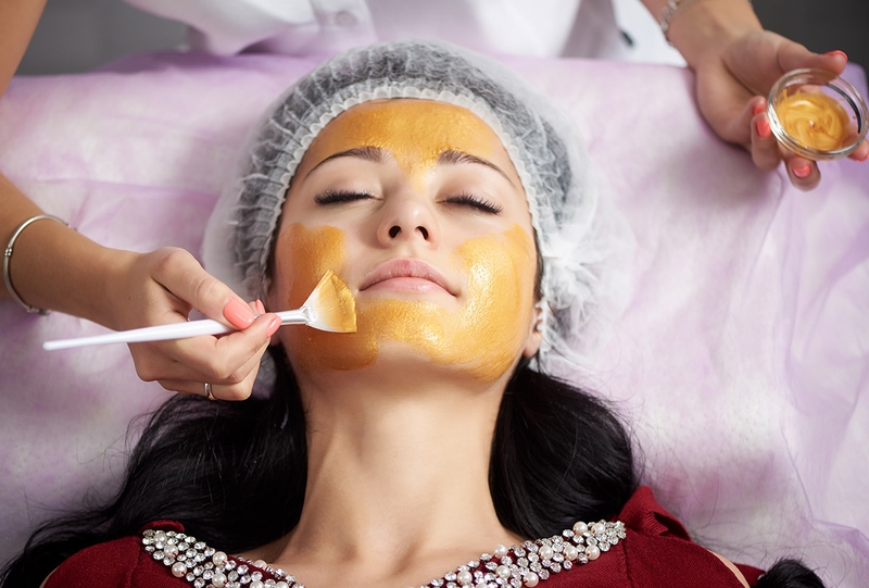 Tắm trắng bằng tinh bột nghệ: hướng dẫn dùng an toàn