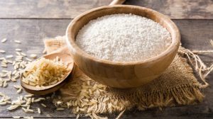 Bột cám gạo giàu vitamin B và E giúp làm mờ thâm, tẩy da chết nhẹ nhàng và dưỡng da mềm mịn.