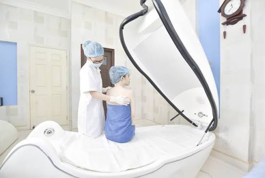 Không nên; mẹ nên đợi cai sữa hoàn toàn rồi mới tắm trắng phi thuyền để tránh rủi ro hóa chất thẩm thấu vào sữa mẹ.
