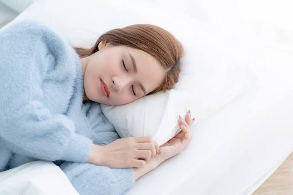 Ngủ đủ giấc giúp da tái tạo tế bào mới, kết hợp vận động nhẹ 20–30 phút giúp tăng tuần hoàn máu và trao đổi chất cho da luôn hồng hào, khỏe khoắn.