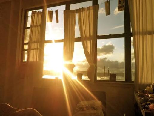 Tia UVA vẫn xuyên qua kính cửa sổ gây thâm nám và lão hóa sâu, vì vậy ngồi trong nhà vẫn cần chống nắng bảo vệ da.