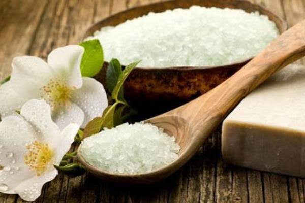 Pha muối và nước ấm (tỉ lệ 1:3), thấm bông massage nhẹ vùng T-zone 5–10 phút rồi rửa sạch, dùng 1–2 lần/tuần giúp sạch dầu và mềm da.
