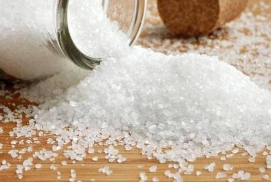 Muối biển giàu magie, canxi, kali và kẽm giúp kháng khuẩn, giảm viêm, thúc đẩy tái tạo tế bào và giữ ẩm tự nhiên cho da.