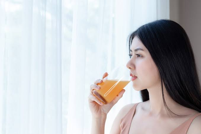 Vitamin C tương tác với ion đồng và tăng độ axit nội bào để ức chế enzyme tyrosinase, giúp giảm sinh melanin cho da sáng đều màu.