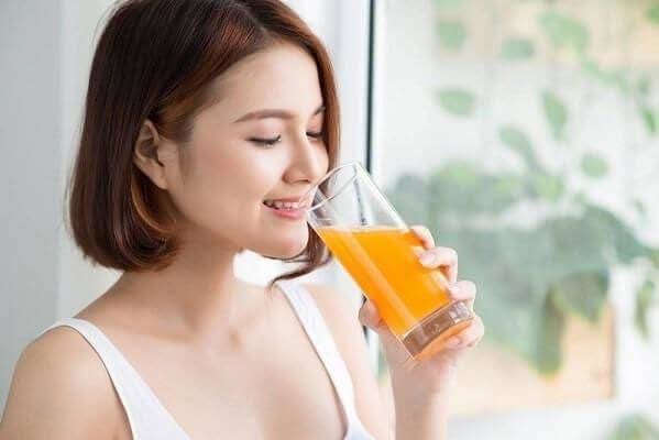 Vitamin C trong cam kích hoạt enzyme tổng hợp và ổn định cấu trúc collagen qua đường tuần hoàn, giúp da săn chắc, dày khỏe và sáng mịn từ bên trong.