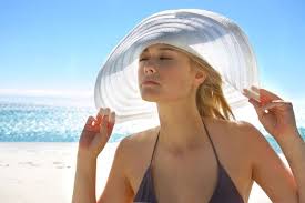 Tia UV kích thích melanocyte tăng sinh melanin gây sạm nám; bôi kem chống nắng SPF 30+ mỗi ngày (chặn 97% UVB) là cách bảo vệ tối ưu nhất.
