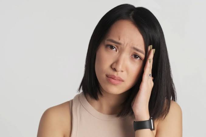 Melanin là sắc tố do tế bào melanocyte sản xuất để chắn tia UV và ngừa lão hóa; phân bổ không đều sẽ gây đốm thâm sạm khiến da loang lổ.