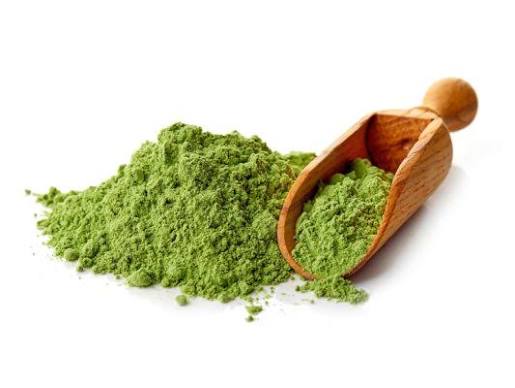 Trà xanh chứa EGCG, polyphenol và vitamin A, C, E giúp ức chế tyrosinase, đào thải sắc tố sạm và chống tia UV hiệu quả.