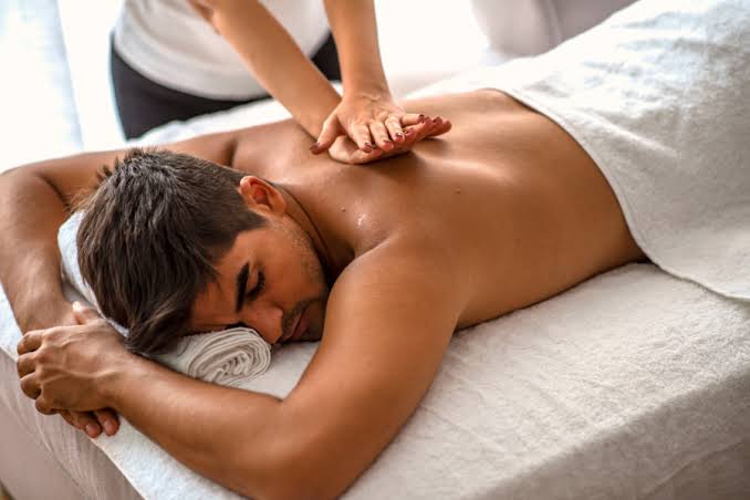Thẩm mỹ viện Ngọc Dung hoạt động hơn 30 năm, sở hữu 16 chi nhánh toàn quốc với trụ sở chính tại Quận 10, TP.HCM.
