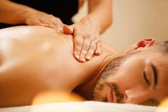 Tắm trắng cho nam giúp bật tông đều màu, mờ thâm sạm, chống lão hóa, se khít chân lông và tăng độ tự tin phong độ.