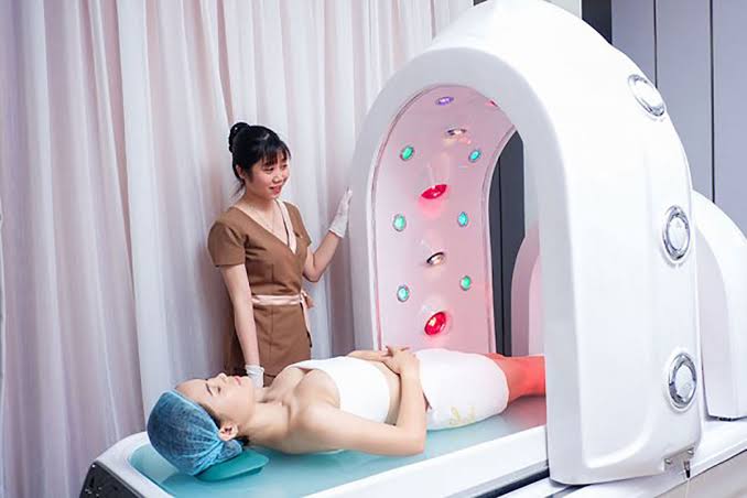 Tia hồng ngoại và ánh sáng đa tầng thẩm thấu sâu, đẩy dưỡng chất vào da an toàn, không đau và không xâm lấn mô bề mặt.