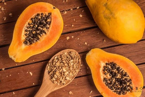 Cơ chế ức chế melanin của vitamin C là ngăn chặn enzyme tyrosinase chuyển hóa tyrosine, giúp giảm sắc tố sạm và dưỡng sáng đều màu da.