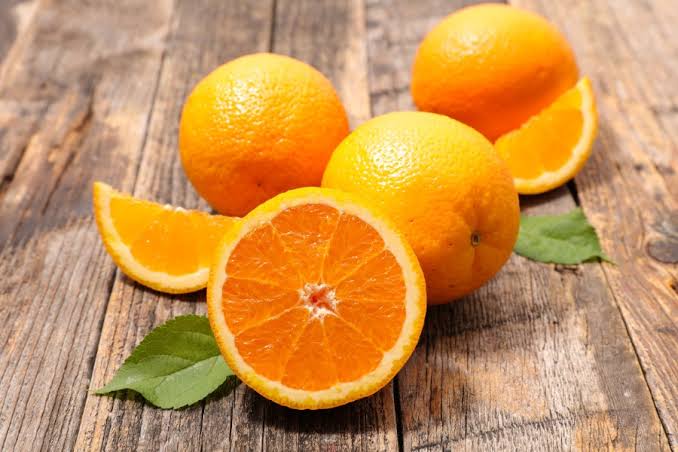 Cam và chanh dồi dào vitamin C giúp ức chế sản sinh sắc tố melanin, tăng sinh collagen và thải độc dưỡng sáng da hiệu quả.