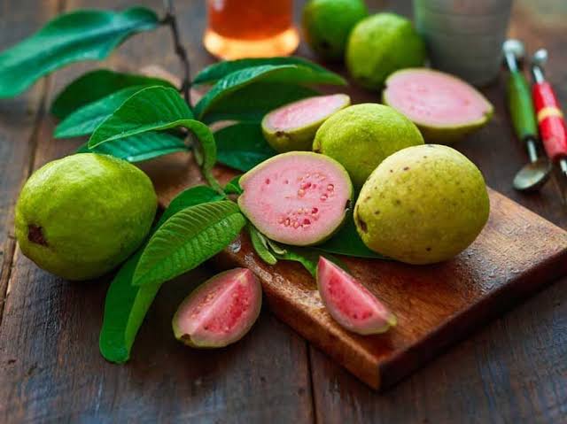 Ổi chứa lượng vitamin C gấp 4 lần chanh, giúp ức chế sắc tố sạm và làm sáng da hiệu quả với chi phí tiết kiệm.