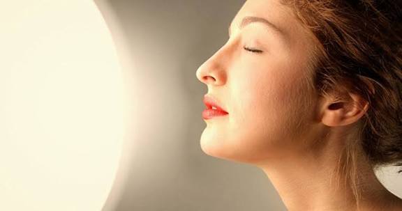 Da sau tắm trắng trở nên siêu nhạy cảm do mất lớp sừng bảo vệ và màng lipid giữ ẩm, khiến da mỏng yếu, dễ mất nước và tổn thương nhất trong 48 giờ đầu.