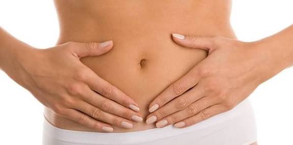 Hormone biến đổi, cụ thể là estrogen và progesterone, kích thích tế bào tăng sinh melanin khiến các vùng bụng, ngực, nách và vùng cọ xát dễ thâm sạm.