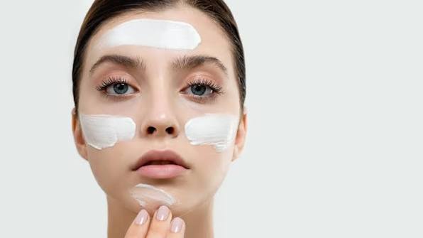 Chống nắng SPF 50+ hàng ngày giúp ngăn tia UV kích thích melanin, hỗ trợ giảm tới 44% chỉ số nám sạm và ngăn ngừa thâm tái phát hiệu quả.