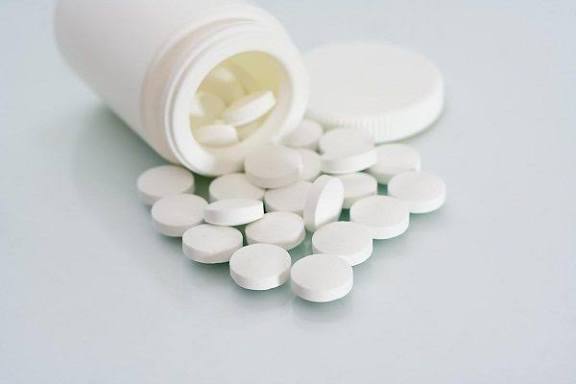 Kem trộn tự chế hoạt động bằng cách dùng corticoid bào mòn bề mặt da và ức chế melanin tạm thời, mang lại cảm giác trắng sáng tức thì nhưng để lại hậu quả phá hủy da lâu dài.